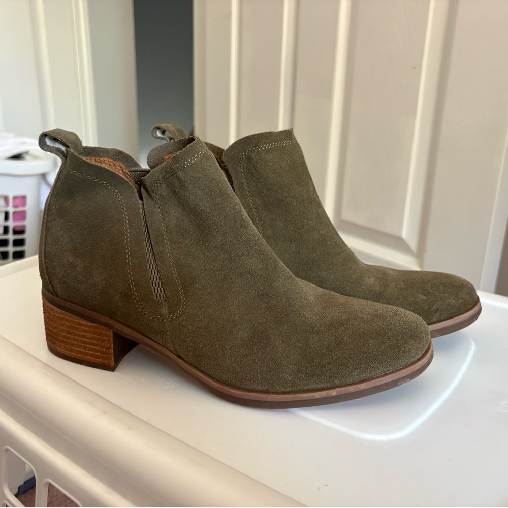 🩵 Kork-Ease Korks Olive Suede Ankle Booties – Size 7.5 • Bundle three for $20!